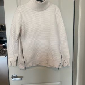 White turtle neck pullover
